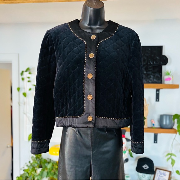 Chic Vintage Black Velvet Quilted Cropped Jacket - Picture 2 of 10